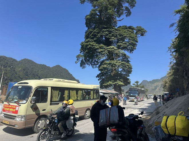 Tuyên Quang đông như Tết, khách lên Lô Lô Chải Tuyên Quang đông như Tết, khách lên Lô Lô Chải