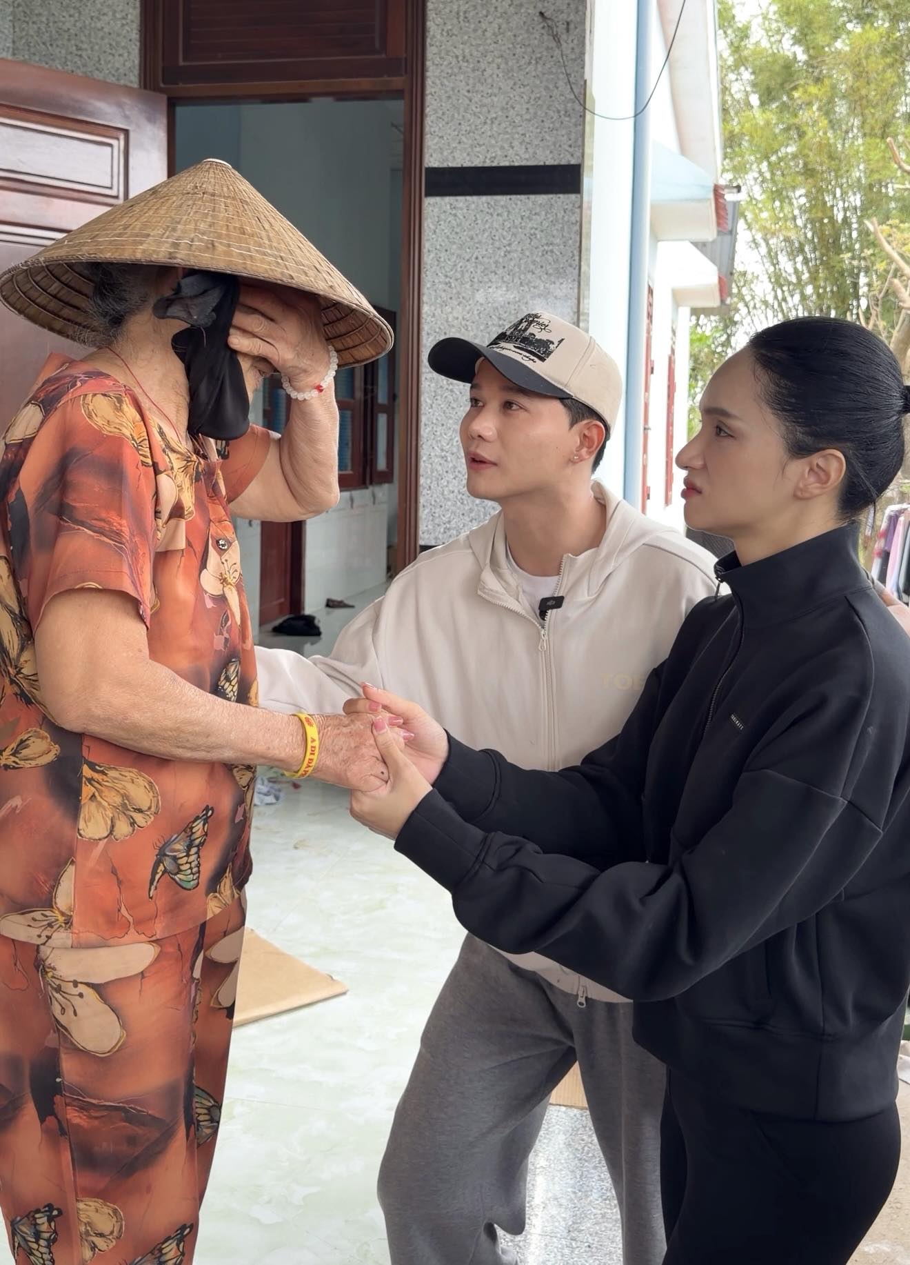 Bị mỉa mai hỏi bill từ thiện, Trấn Thành đáp trả gắt: "Bà con đang khổ, em bớt bớt cái tính lại!"- Ảnh 3. Bị mỉa mai hỏi bill từ thiện, Trấn Thành đáp trả gắt: "Bà con đang khổ, em bớt bớt cái tính lại!"- Ảnh 3.