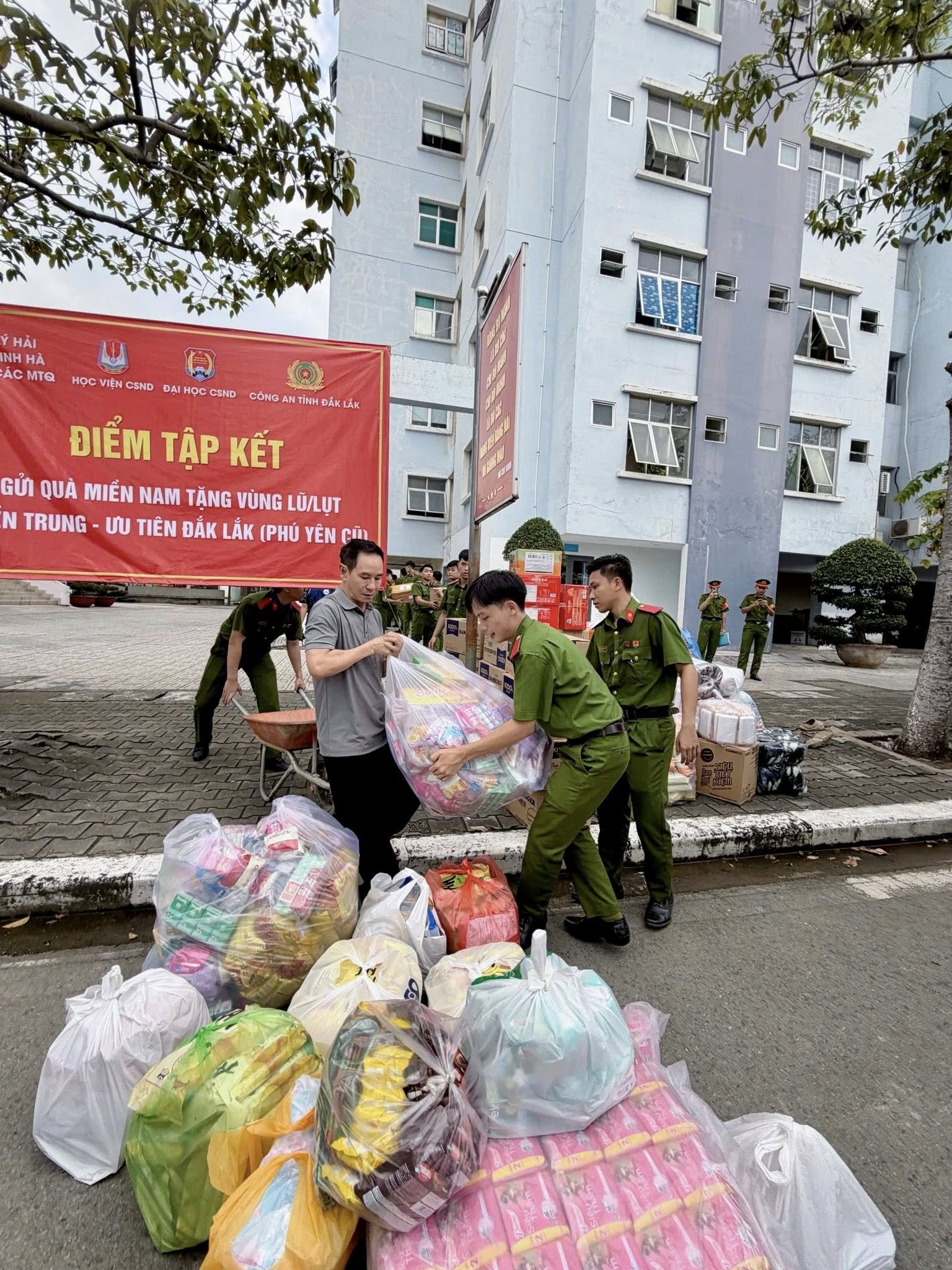 Bị mỉa mai hỏi bill từ thiện, Trấn Thành đáp trả gắt: "Bà con đang khổ, em bớt bớt cái tính lại!"- Ảnh 5. Bị mỉa mai hỏi bill từ thiện, Trấn Thành đáp trả gắt: "Bà con đang khổ, em bớt bớt cái tính lại!"- Ảnh 5.