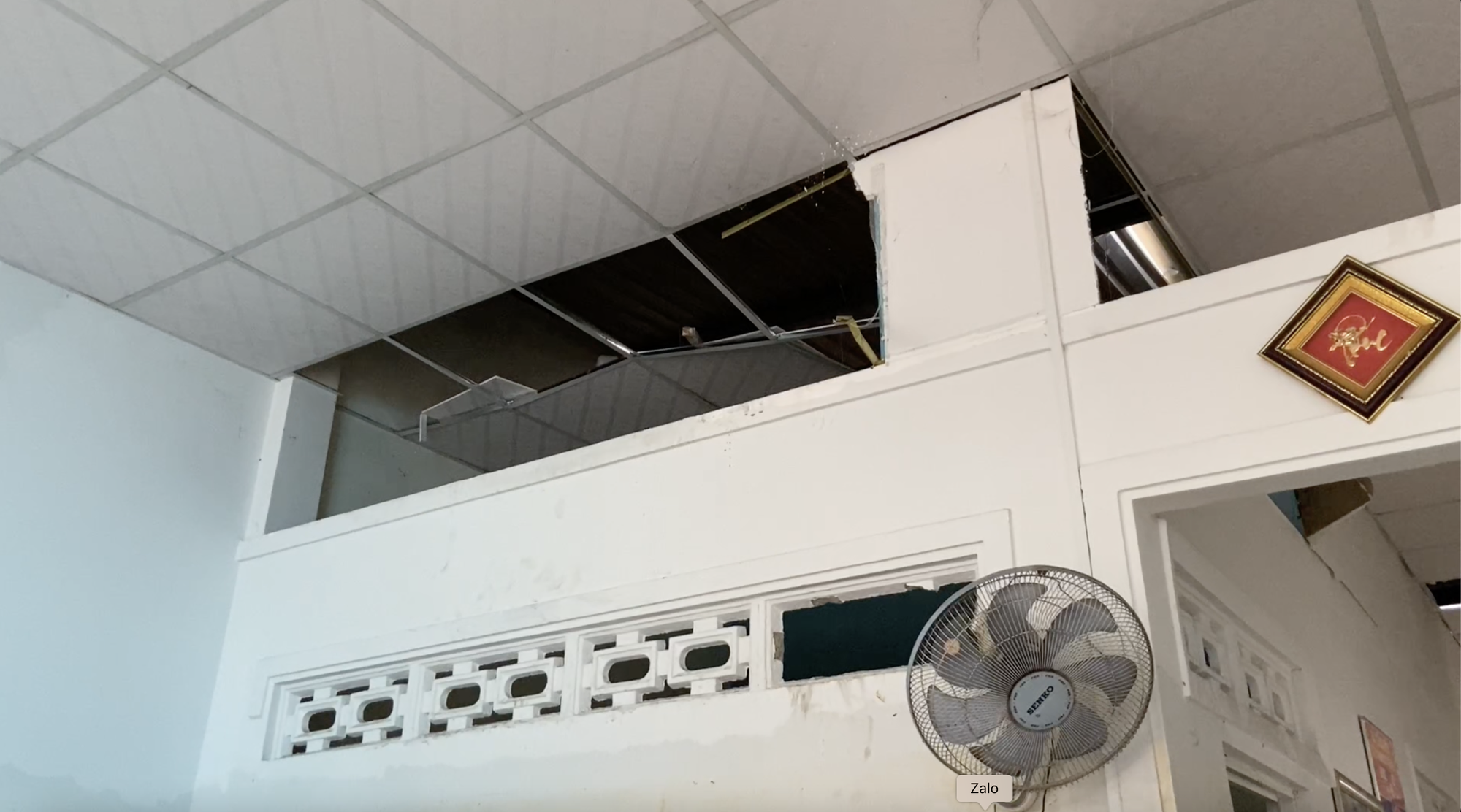 Thắt l&ograve;ng chuyện người d&acirc;n đục m&aacute;i nh&agrave;, đưa thi thể người th&acirc;n l&ecirc;n cao giữa mưa lũ kinh ho&agrave;ng- Ảnh 1.