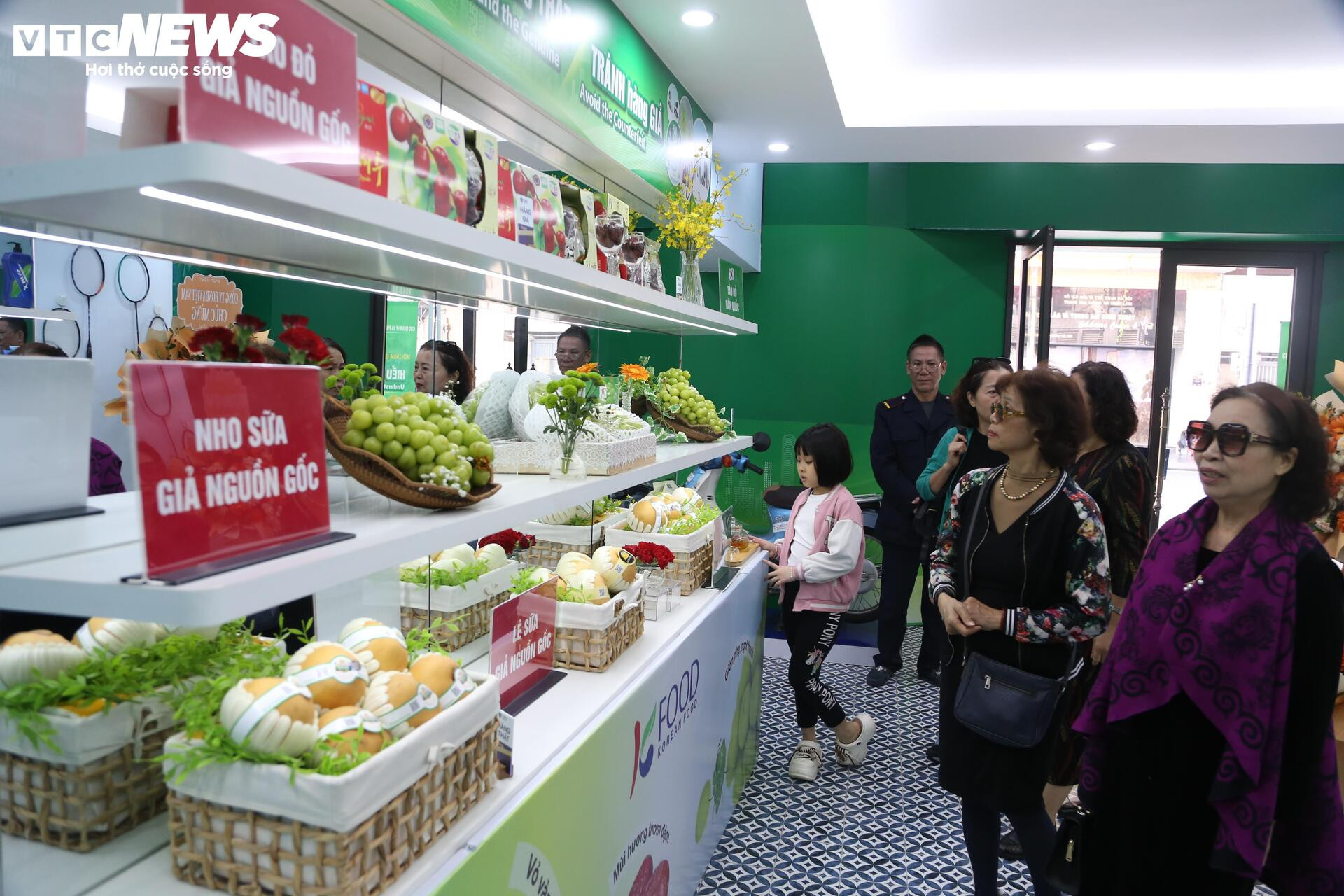 Cận cảnh loạt tr&aacute;i c&acirc;y 'hot' bị nh&aacute;i nguồn gốc, lừa người ti&ecirc;u d&ugrave;ng- Ảnh 2.