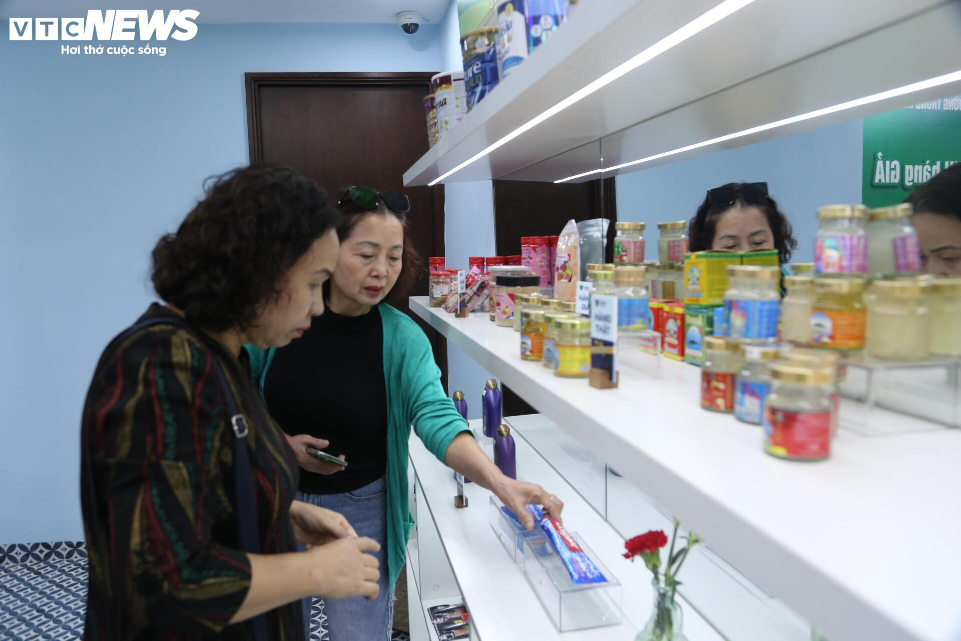 Cận cảnh loạt tr&aacute;i c&acirc;y 'hot' bị nh&aacute;i nguồn gốc, lừa người ti&ecirc;u d&ugrave;ng- Ảnh 1.