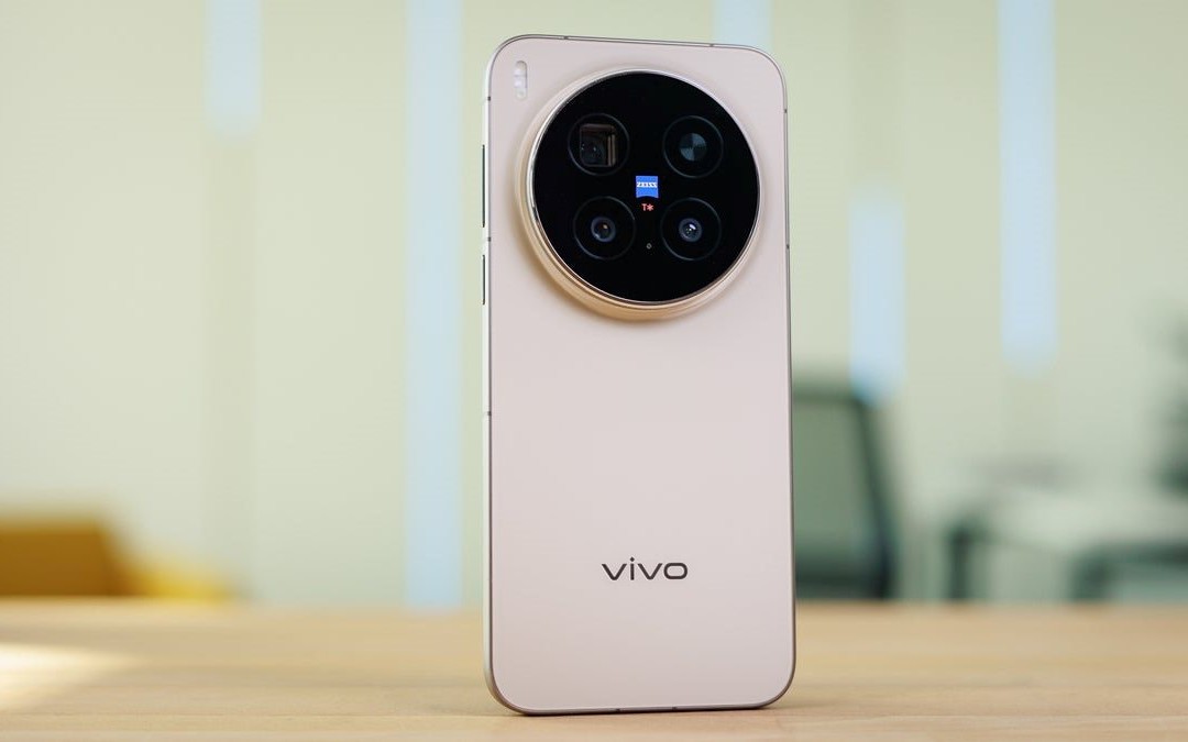 Mẫu điện thoại mới l&ecirc;n kệ ở Việt Nam &ldquo;g&acirc;y b&atilde;o&rdquo; v&igrave; vượt mặt cả S25 Ultra: Pin 6510 mAh, camera tele 200MP