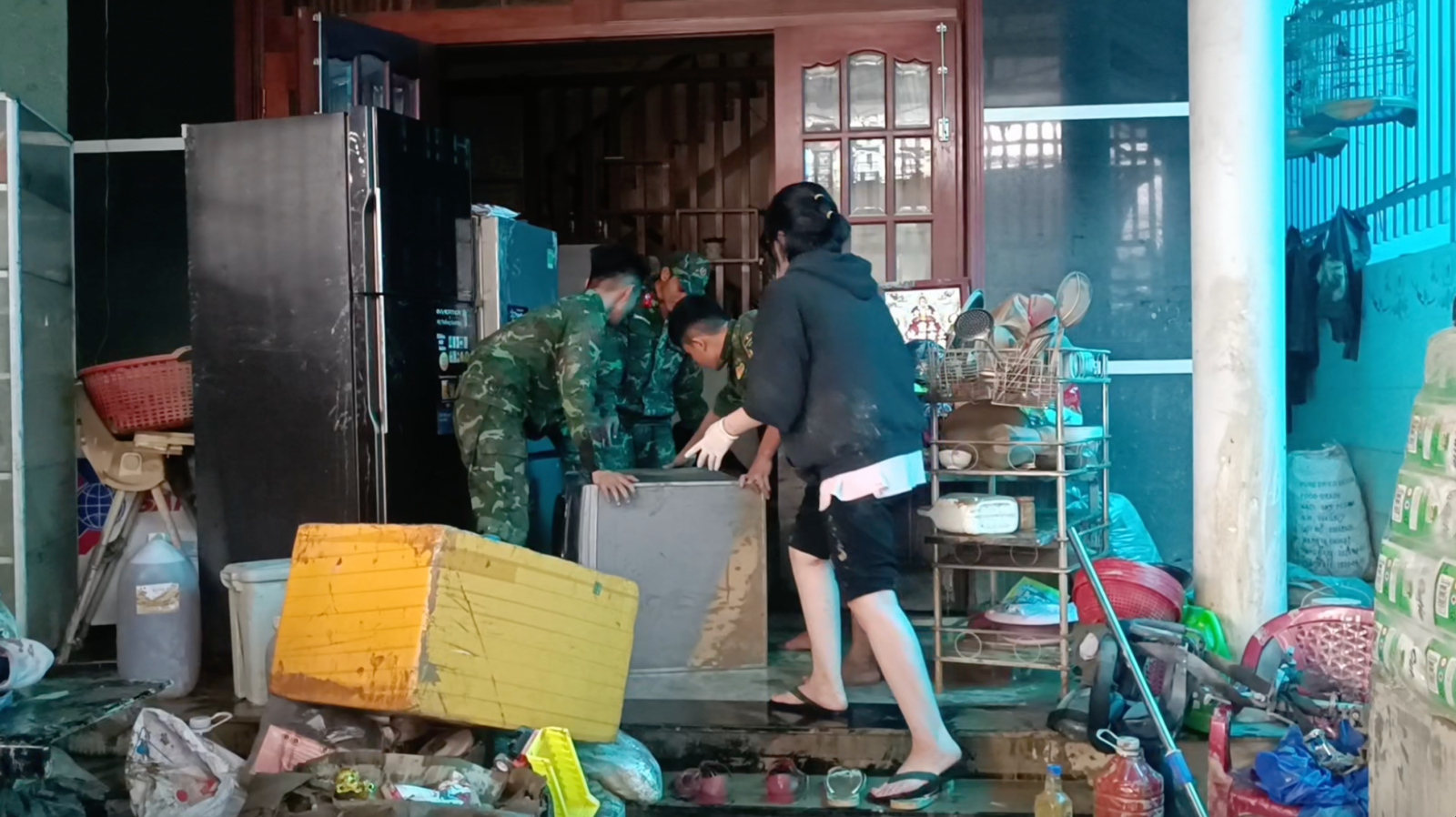 Thắt l&ograve;ng chuyện người d&acirc;n đục m&aacute;i nh&agrave;, đưa thi thể người th&acirc;n l&ecirc;n cao giữa mưa lũ kinh ho&agrave;ng- Ảnh 4.