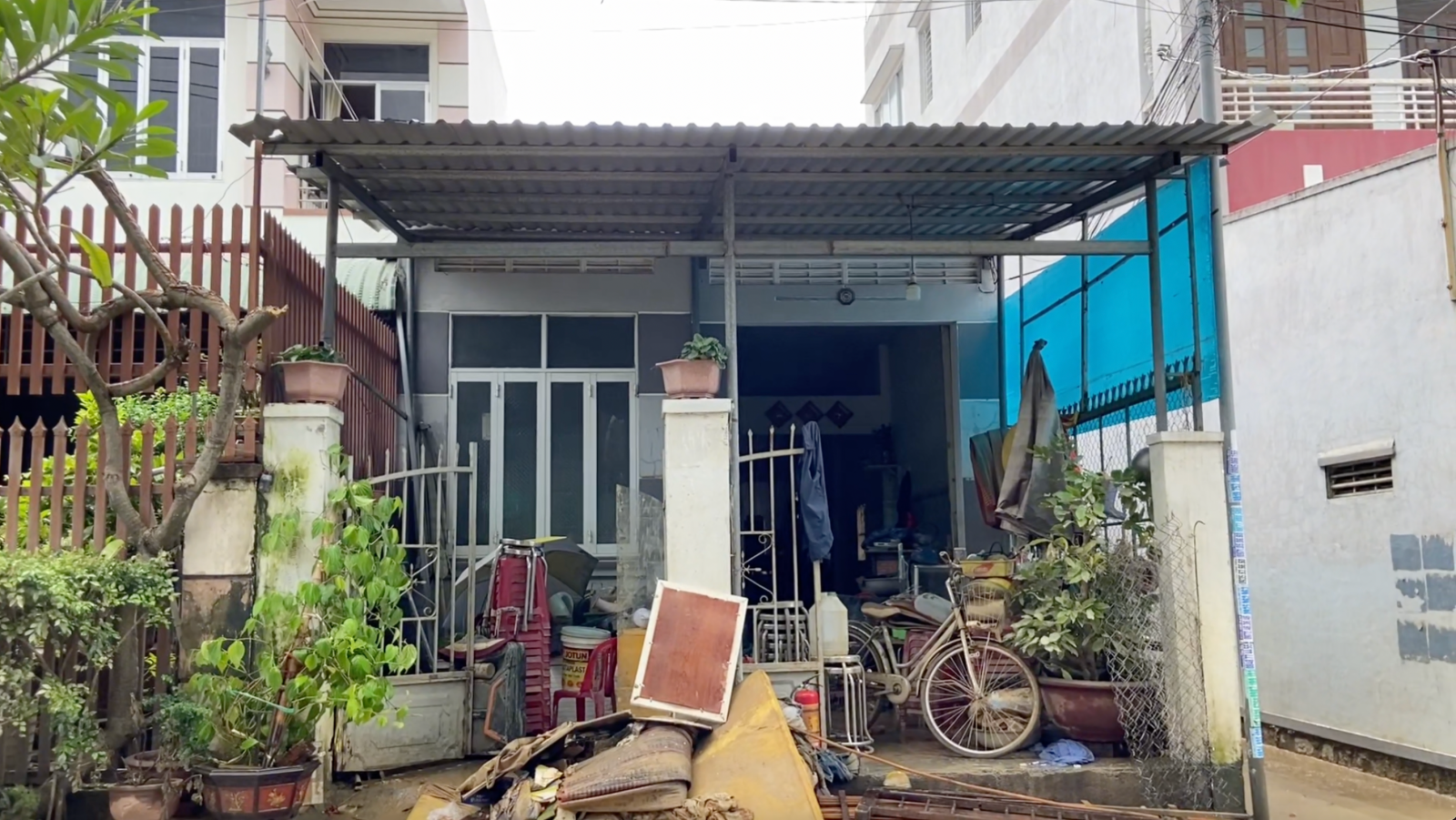 Thắt l&ograve;ng chuyện người d&acirc;n đục m&aacute;i nh&agrave;, đưa thi thể người th&acirc;n l&ecirc;n cao giữa mưa lũ kinh ho&agrave;ng- Ảnh 2.