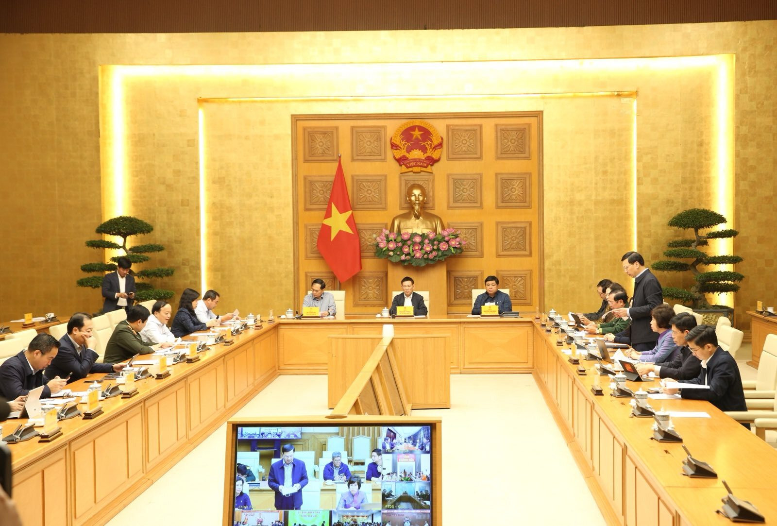 Từ nước ngoài, Thủ tướng lần thứ hai chủ trì họp trực tuyến về khắc phục mưa lũ- Ảnh 2.