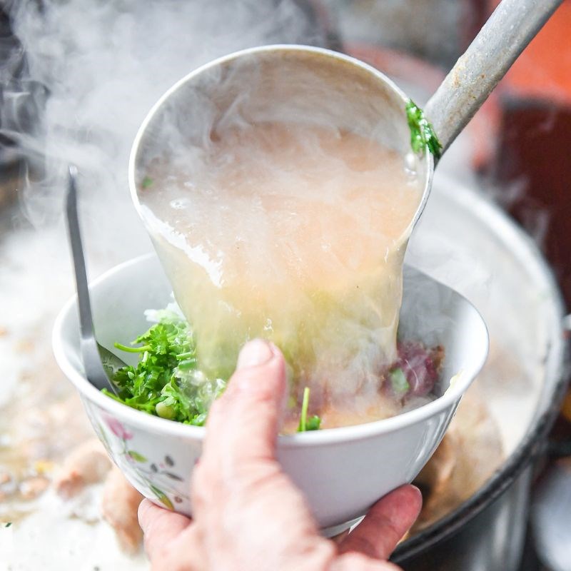 Không phải bánh mì, đây mới là đặc sản Việt khiến đầu bếp Mỹ tiếc hùi hụi vì hơn 10 năm mới được nếm thử- Ảnh 3. Không phải bánh mì, đây mới là đặc sản Việt khiến đầu bếp Mỹ tiếc hùi hụi vì hơn 10 năm mới được nếm thử- Ảnh 3.