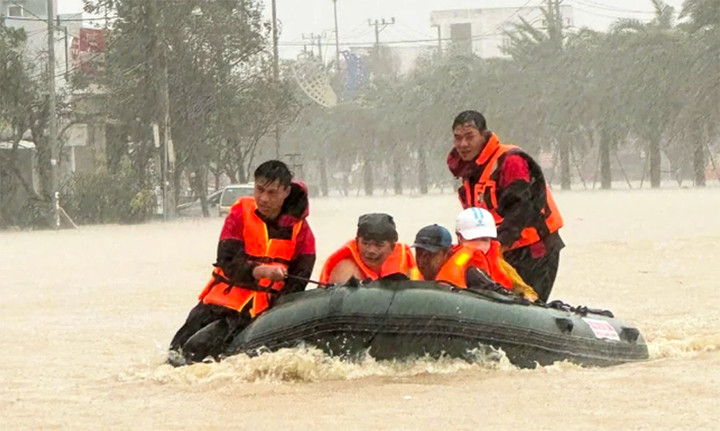 Tin mưa lớn trên 250mm ở miền Trung và dự báo thời tiết 10 ngày tới- Ảnh 1.