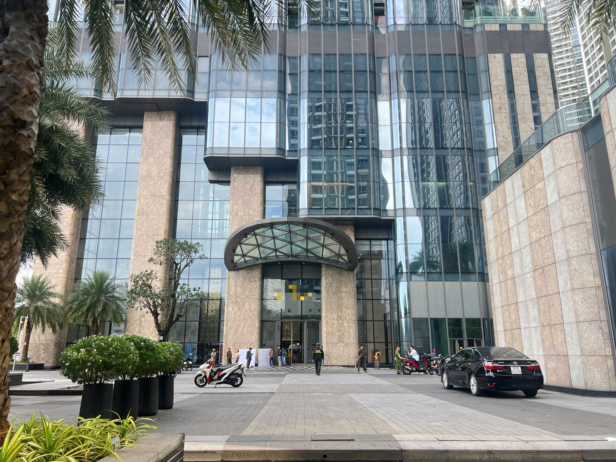 Phát hiện 1 thi thể để trong túi tại tòa nhà ở TPHCM- Ảnh 1.