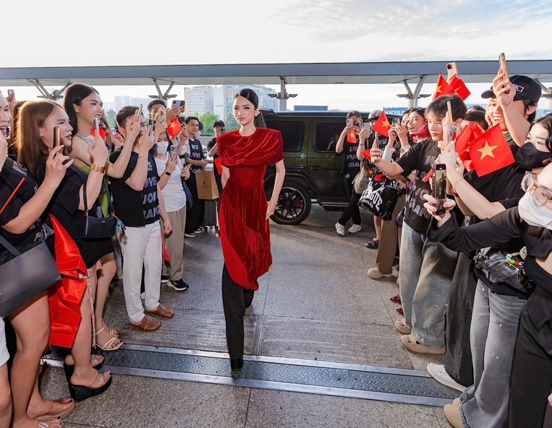 Hương Giang: "Tôi không có thành tích gì để mà đón đưa hết"- Ảnh 2. Hương Giang: "Tôi không có thành tích gì để mà đón đưa hết"- Ảnh 2.