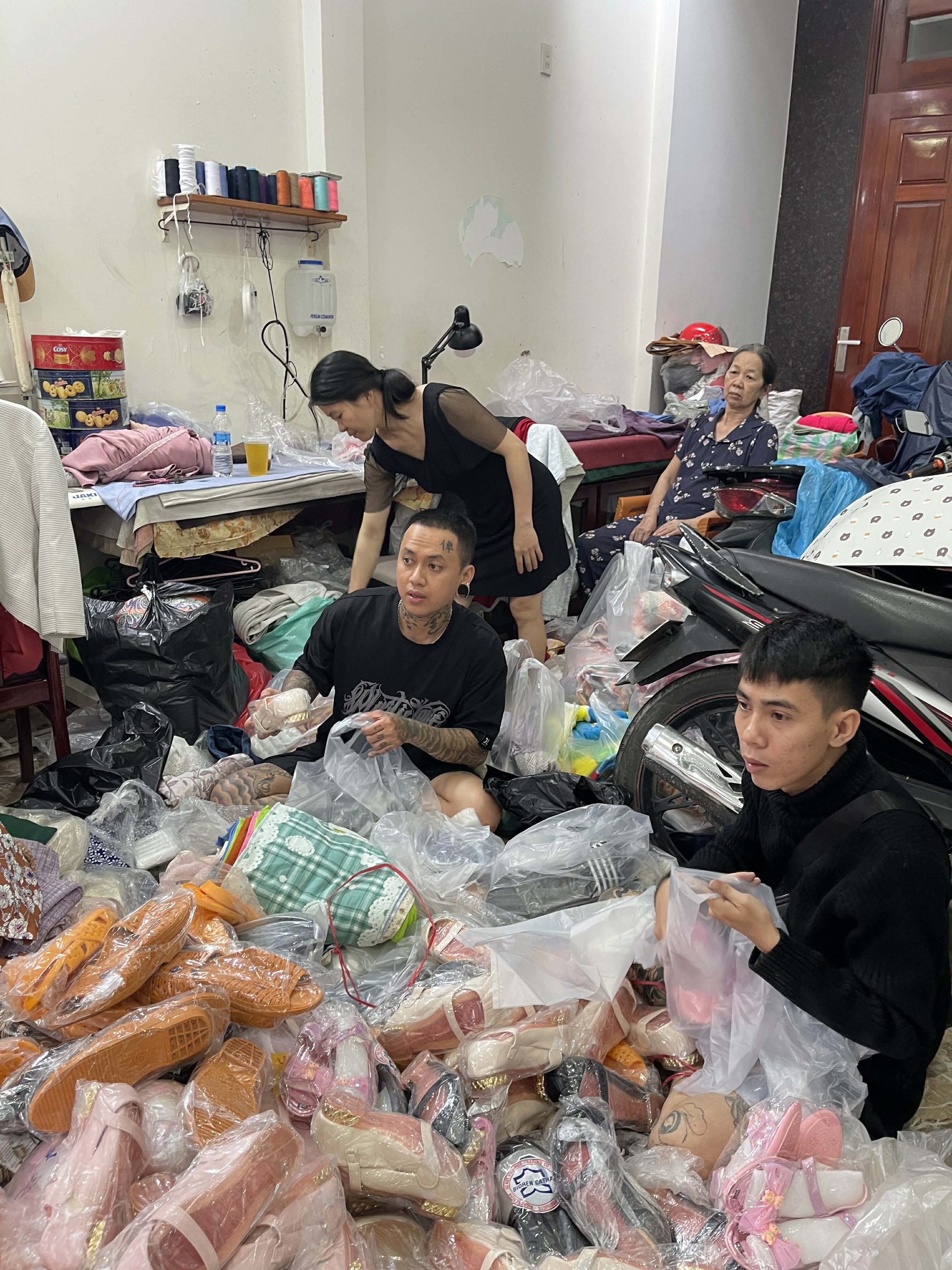 Người đàn ông xăm trổ kín mình và nhóm bạn "ngâm nước từ đêm tới sáng" để cứu trợ bà con vùng lũ- Ảnh 9.