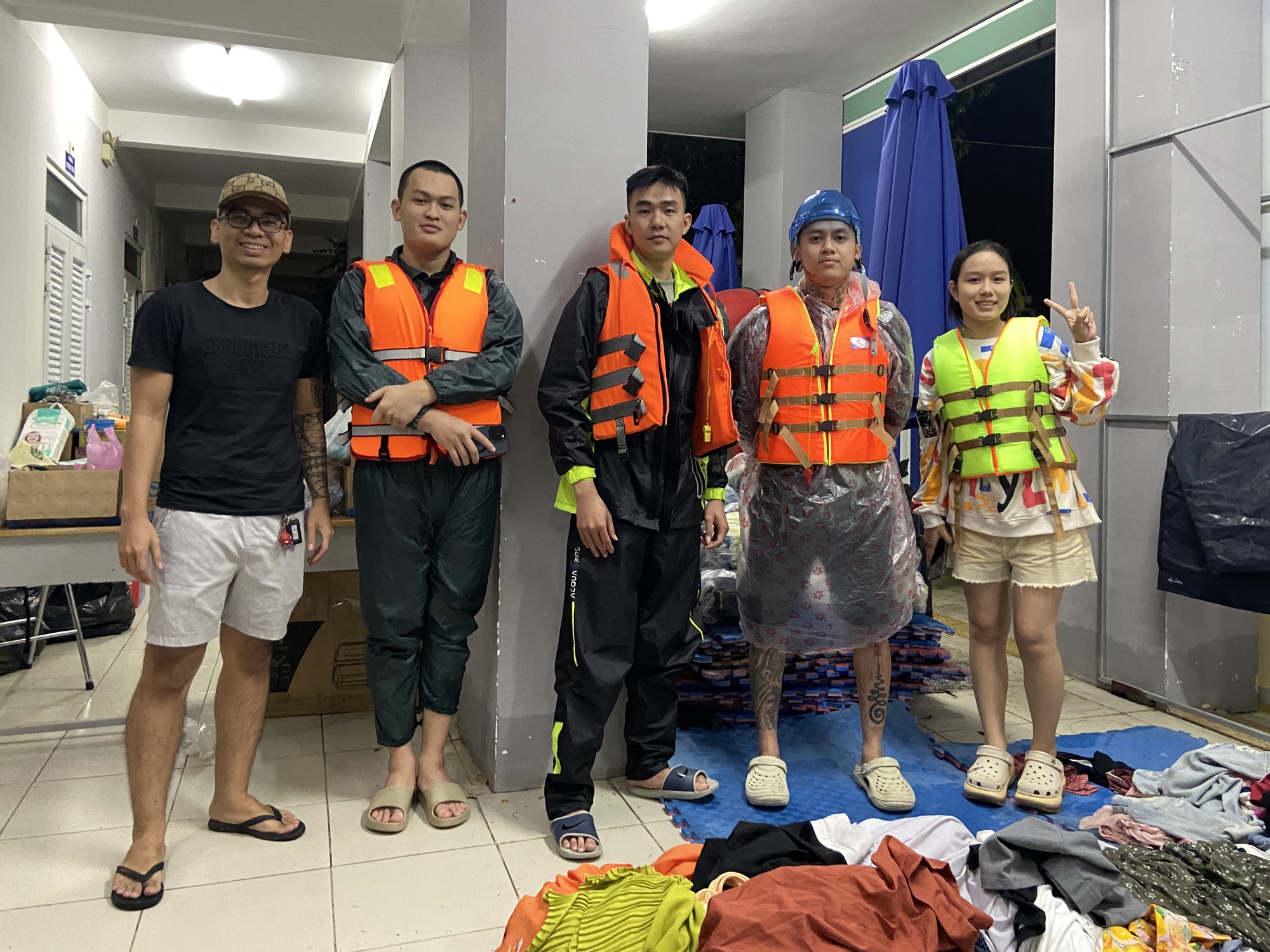 Người đàn ông xăm trổ kín mình và nhóm bạn "ngâm nước từ đêm tới sáng" để cứu trợ bà con vùng lũ- Ảnh 7.