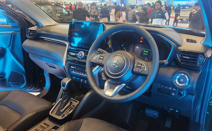 Suzuki Grand Vitara 2025 ra mắt ĐNÁ: Giá quy đổi từ 655 triệu đồng, thêm màn lớn, phanh điện tử, về Việt Nam dễ gây chú ý như Fronx- Ảnh 6.