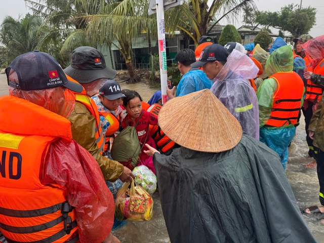 Mưa lớn ở miền Trung còn kéo dài, lũ trên các sông diễn biến thế nào?- Ảnh 1.