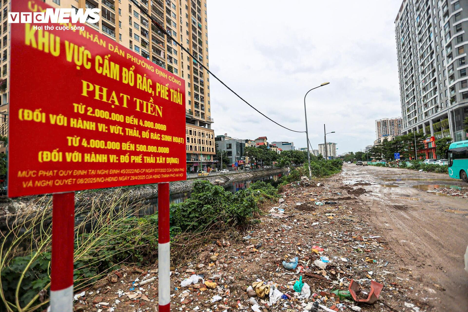 Kỳ dị 600m đường giữa Hà Nội nát tươm như ruộng, chằng chịt ổ voi, ổ gà- Ảnh 10.