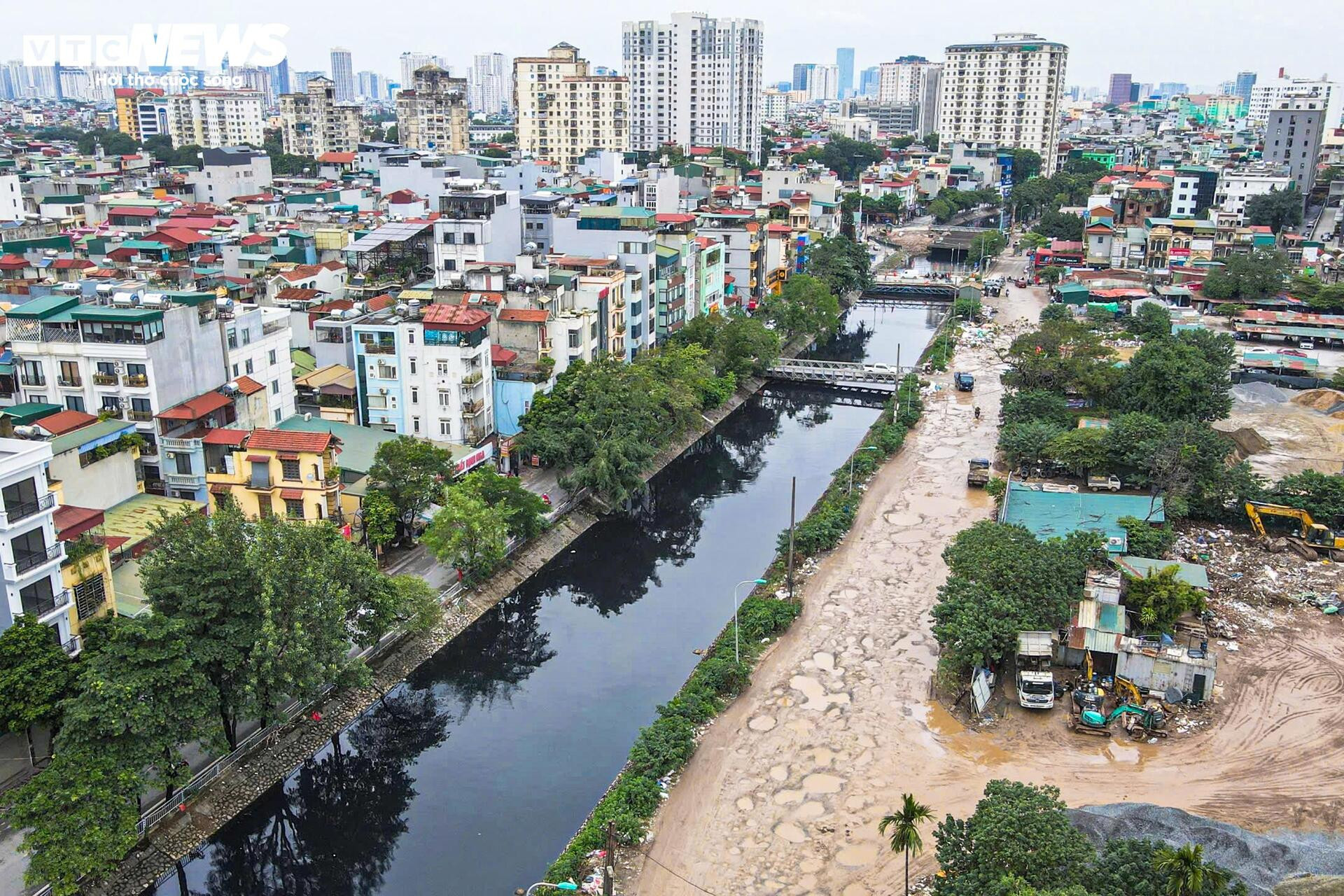 Kỳ dị 600m đường giữa Hà Nội nát tươm như ruộng, chằng chịt ổ voi, ổ gà- Ảnh 1.