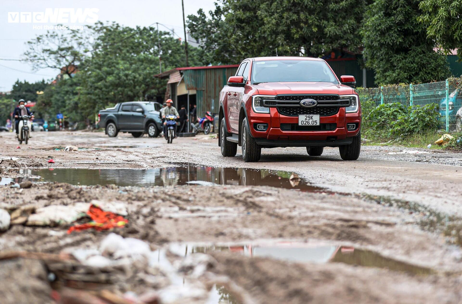 Kỳ dị 600m đường giữa Hà Nội nát tươm như ruộng, chằng chịt ổ voi, ổ gà- Ảnh 11.