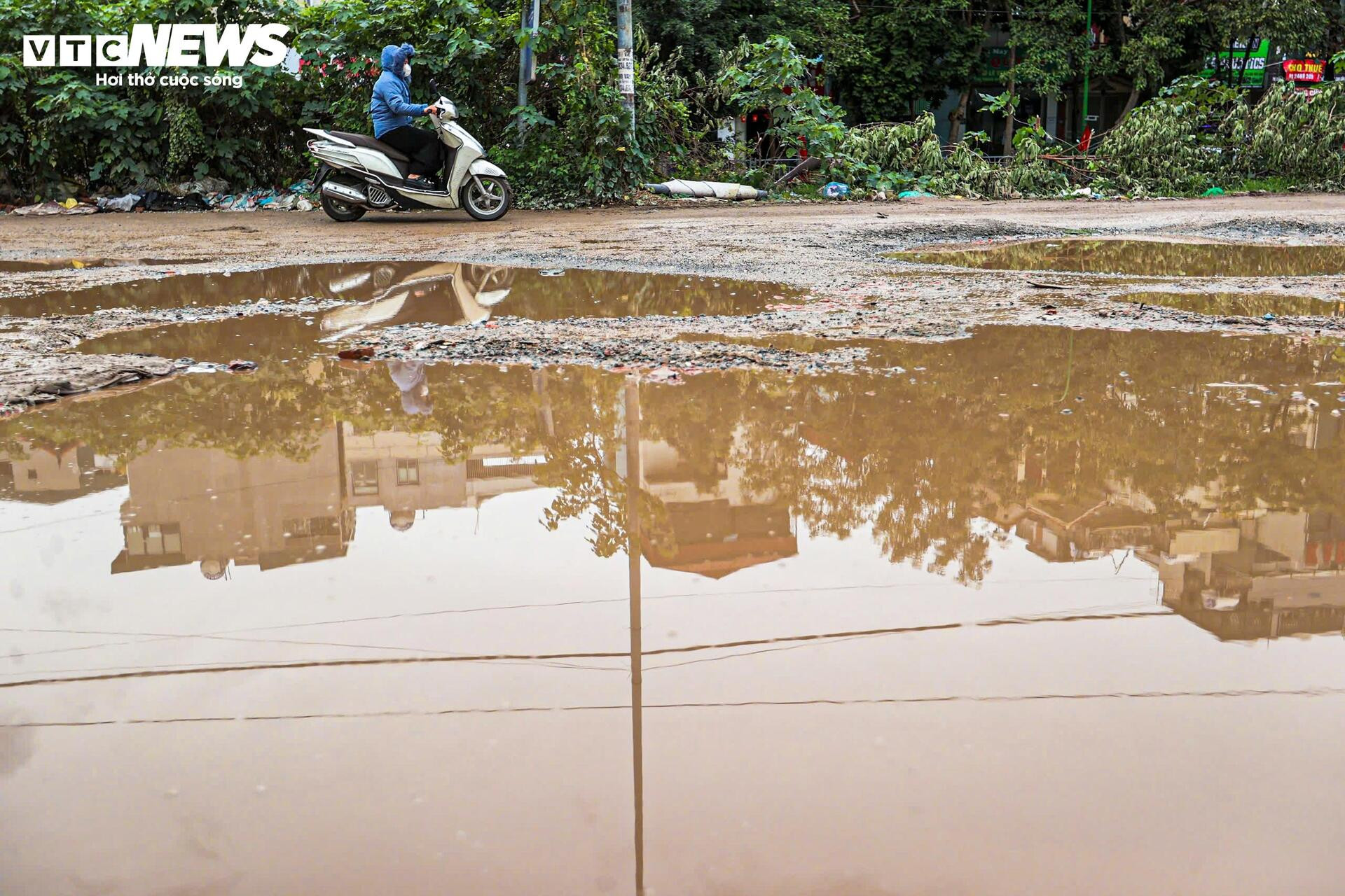 Kỳ dị 600m đường giữa Hà Nội nát tươm như ruộng, chằng chịt ổ voi, ổ gà- Ảnh 12.