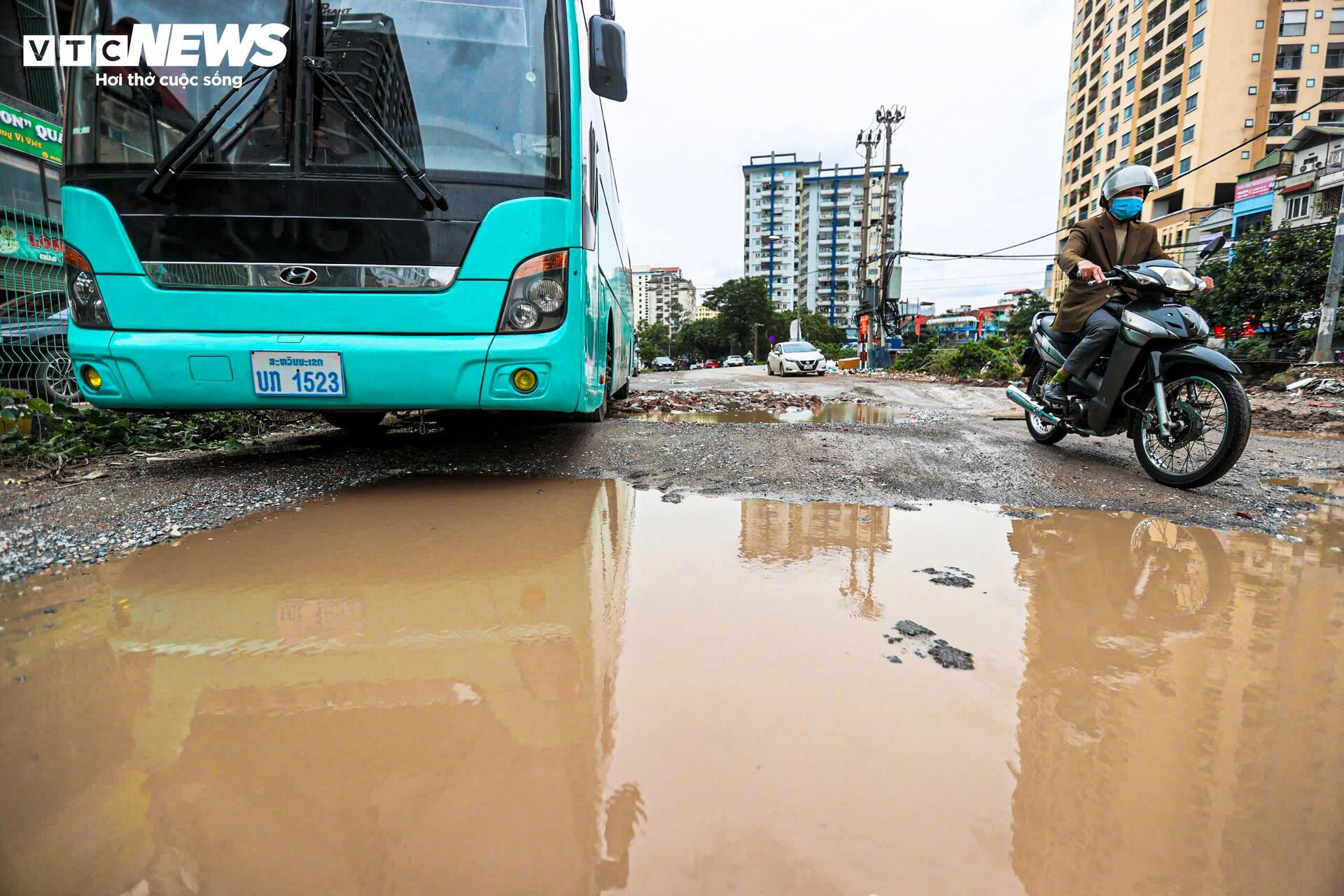 Kỳ dị 600m đường giữa Hà Nội nát tươm như ruộng, chằng chịt ổ voi, ổ gà- Ảnh 7.