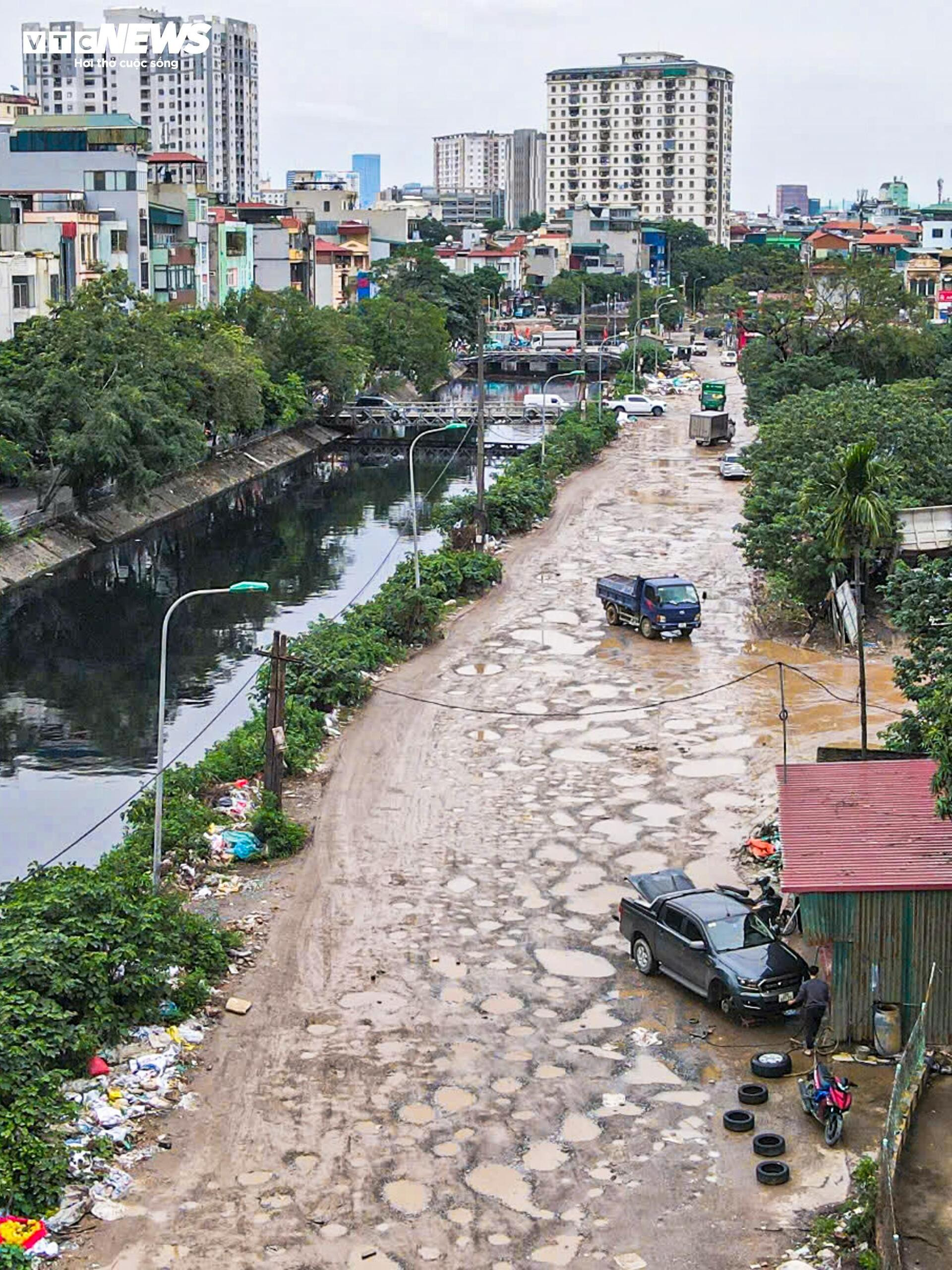 Kỳ dị 600m đường giữa Hà Nội nát tươm như ruộng, chằng chịt ổ voi, ổ gà- Ảnh 2.