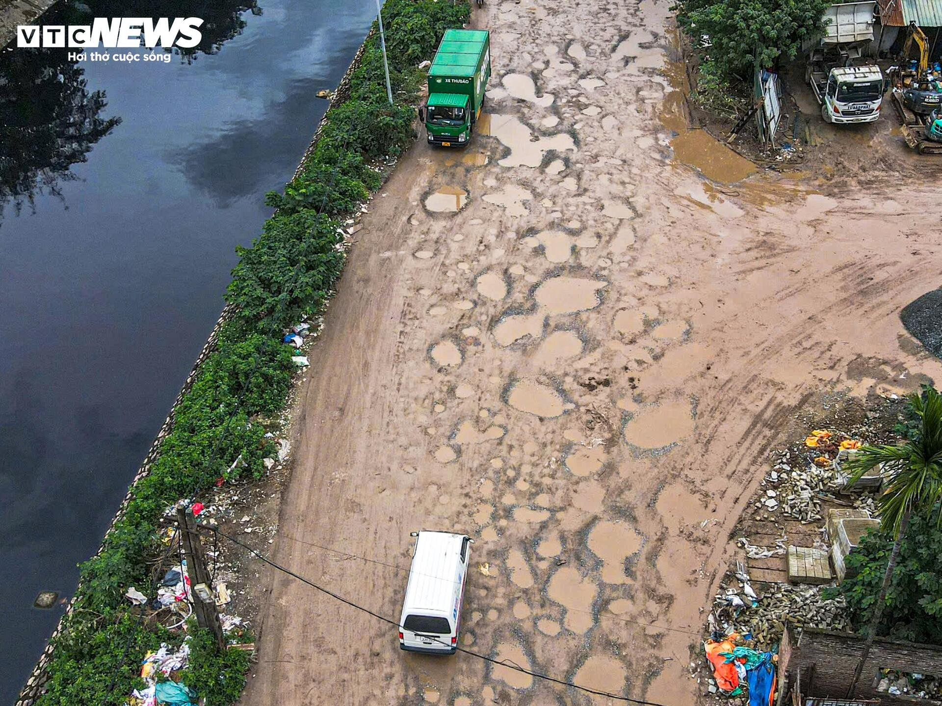 Kỳ dị 600m đường giữa Hà Nội nát tươm như ruộng, chằng chịt ổ voi, ổ gà- Ảnh 3.