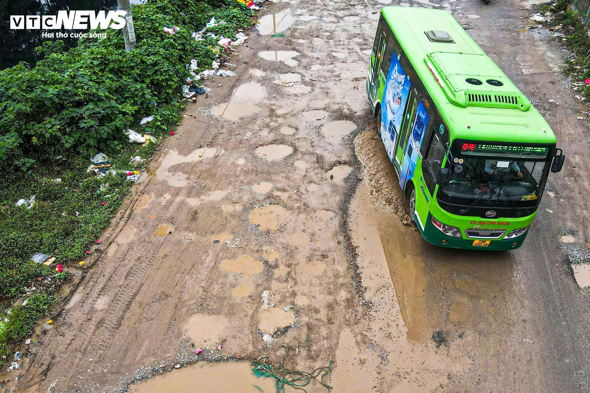 Kỳ dị 600m đường giữa Hà Nội nát tươm như ruộng, chằng chịt ổ voi, ổ gà- Ảnh 4.