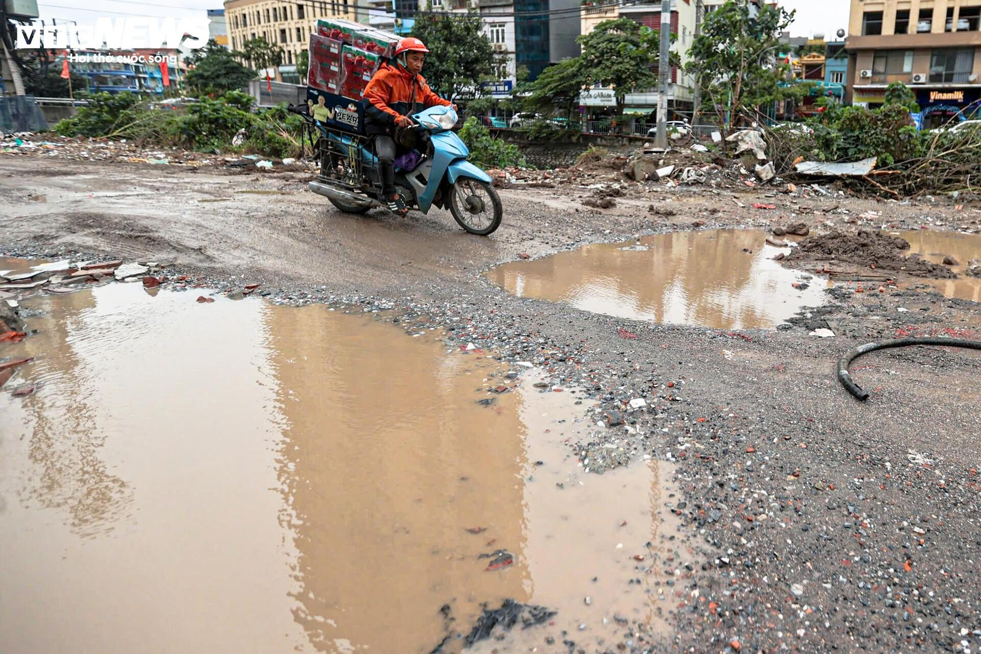 Kỳ dị 600m đường giữa Hà Nội nát tươm như ruộng, chằng chịt ổ voi, ổ gà- Ảnh 5.