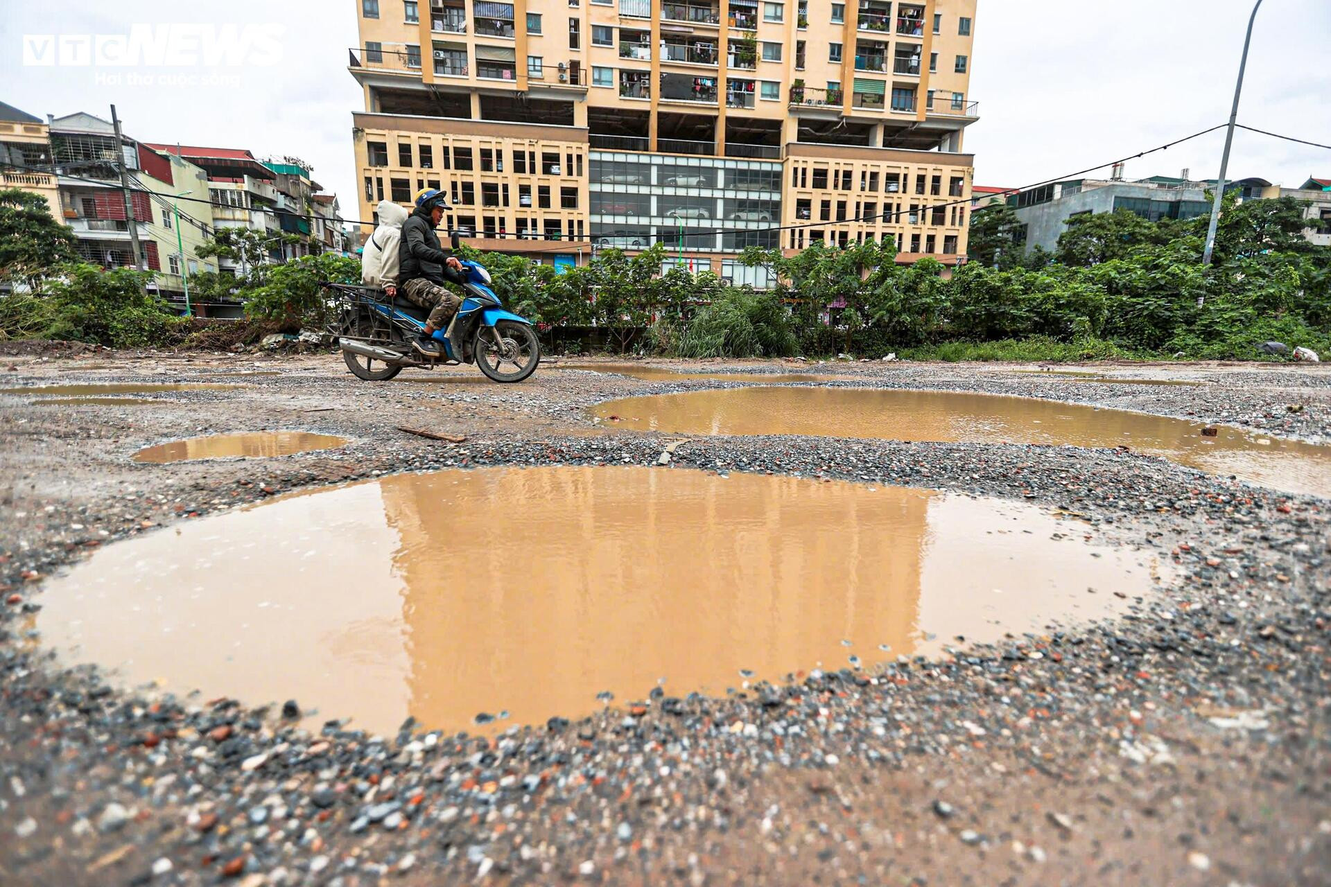 Kỳ dị 600m đường giữa Hà Nội nát tươm như ruộng, chằng chịt ổ voi, ổ gà- Ảnh 6.