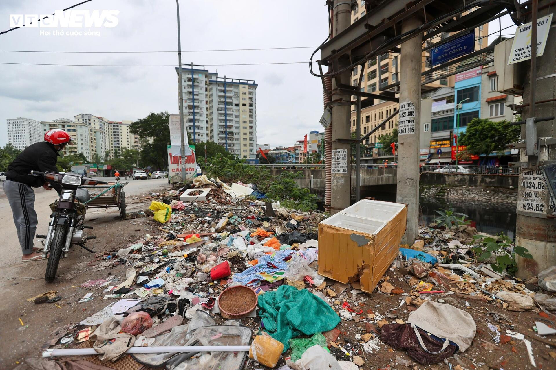 Kỳ dị 600m đường giữa Hà Nội nát tươm như ruộng, chằng chịt ổ voi, ổ gà- Ảnh 9.