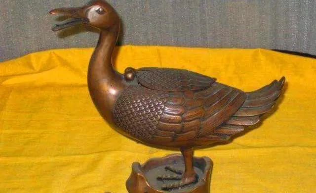 D&ugrave;ng 1,3 tỷ tiền tiết kiệm của gia đ&igrave;nh mua 1 con vịt đồ chơi, c&ocirc; g&aacute;i ng&atilde; khuỵ khi chuy&ecirc;n gia thẩm định n&oacute;i: 