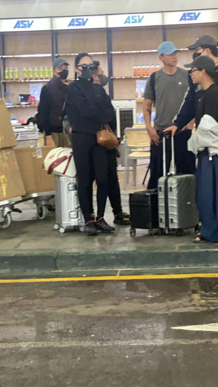 "Team qua đường" bắt gặp Hương Giang lặng lẽ về nước, nhân vật kè kè sát rạt gây chú ý- Ảnh 1. "Team qua đường" bắt gặp Hương Giang lặng lẽ về nước, nhân vật kè kè sát rạt gây chú ý- Ảnh 1.