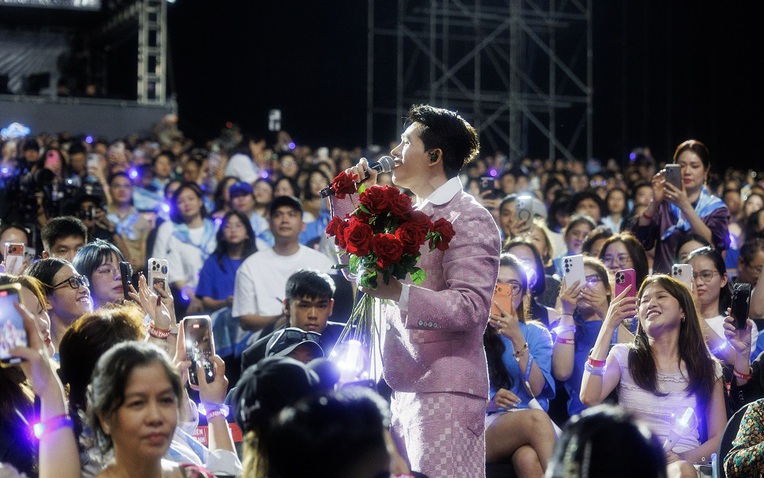 Quốc Thiên bật khóc trong live concert 10.000 khán giả- Ảnh 1.