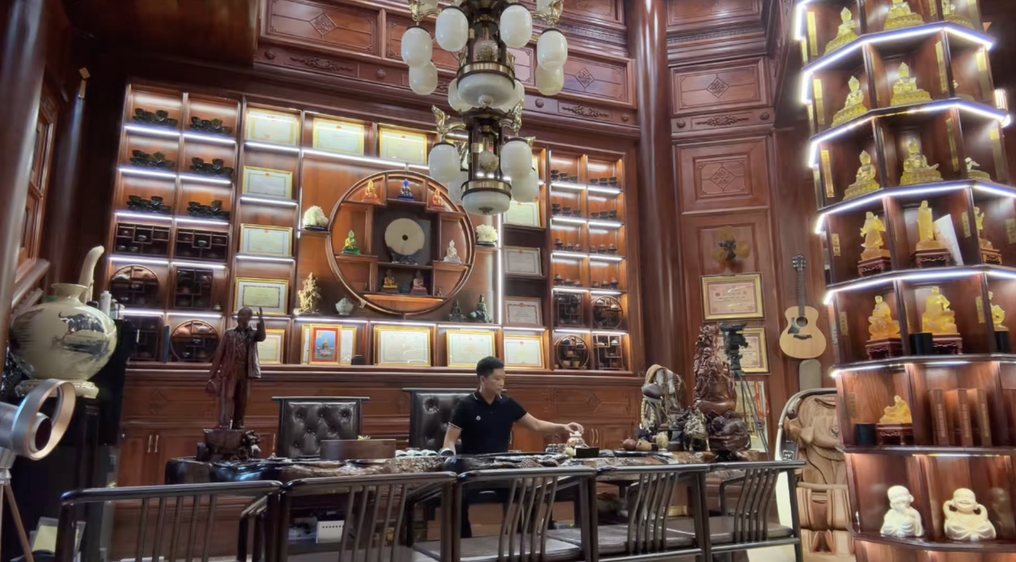 Thú vui lạ của Hoàng Kim Khánh - chồng Mailisa trước khi bị bắt- Ảnh 1.