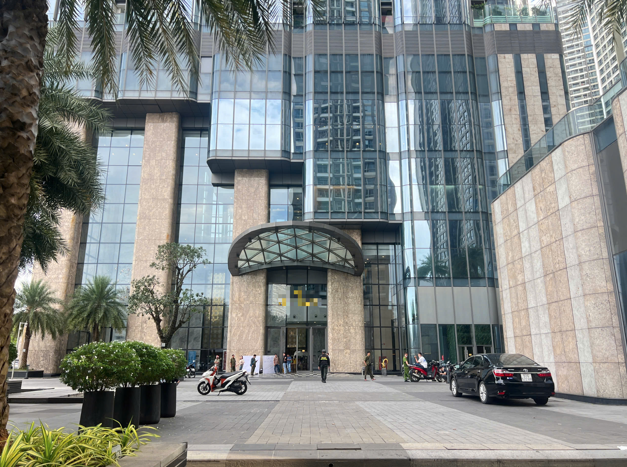 Vụ phát hiện thi thể trong túi trước sảnh chung cư ở TP.HCM: Hé lộ về nạn nhân và 2 nghi phạm - Ảnh 2.