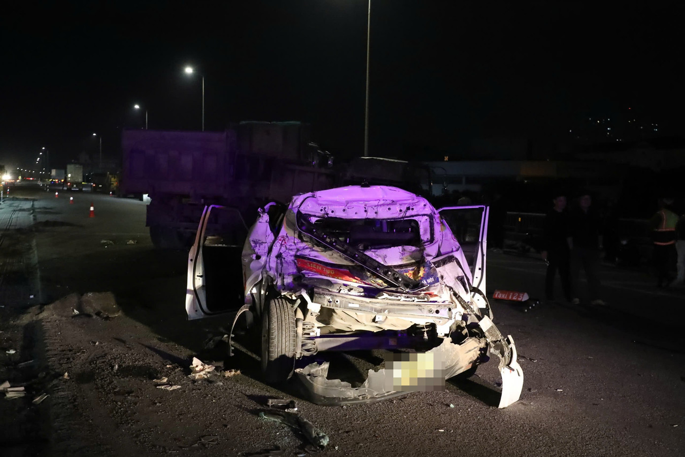 Hà Nội: Tai nạn liên hoàn giữa 5 ô tô, hai người bị thương- Ảnh 2.