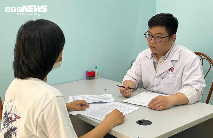 Trẻ kiệt quệ tinh thần vì áp lực từ lời khen 'con mẹ giỏi nhất'- Ảnh 1.