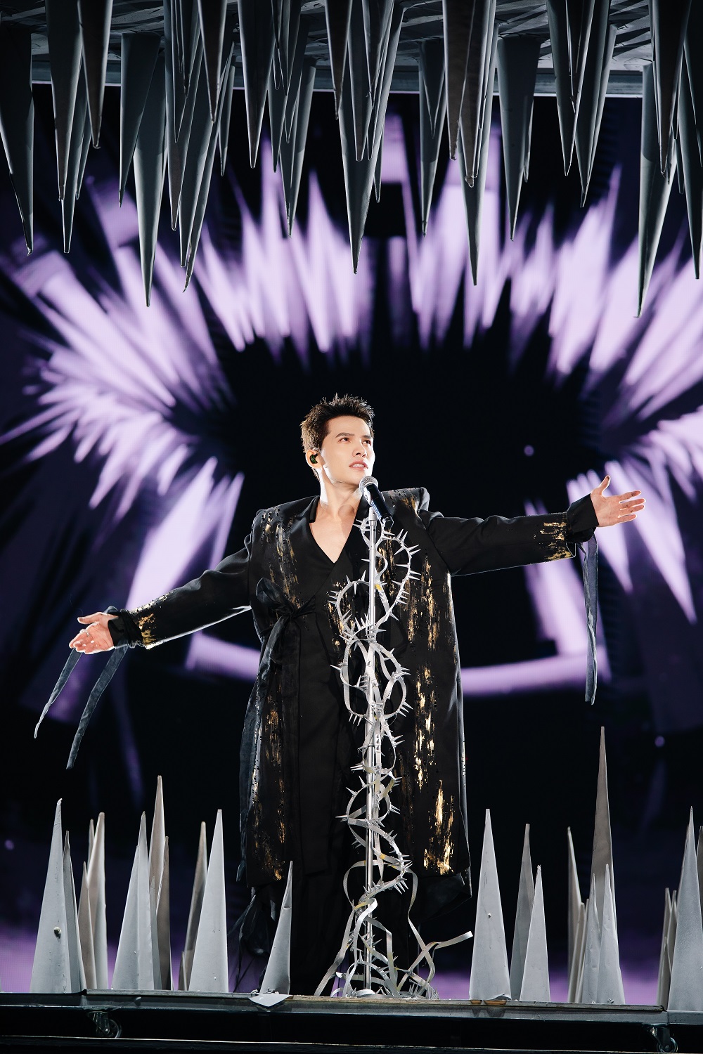 Quốc Thiên bật khóc trong live concert 10.000 khán giả- Ảnh 11.