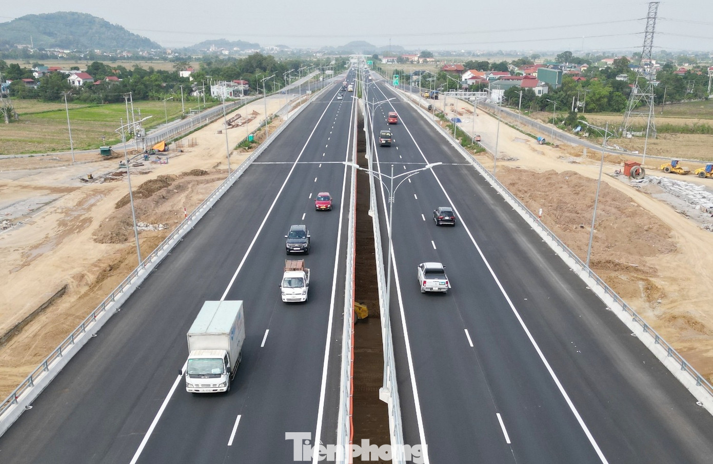 Toàn cảnh cầu vượt trên cao tốc Bắc - Nam qua Ninh Bình vừa thông xe- Ảnh 1.