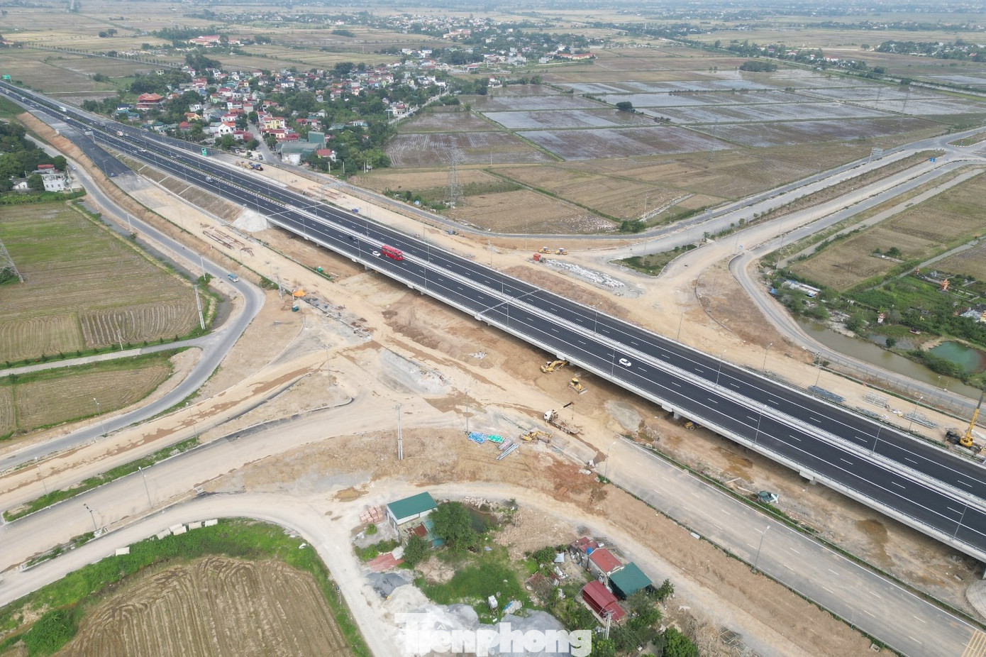 Toàn cảnh cầu vượt trên cao tốc Bắc - Nam qua Ninh Bình vừa thông xe- Ảnh 3.