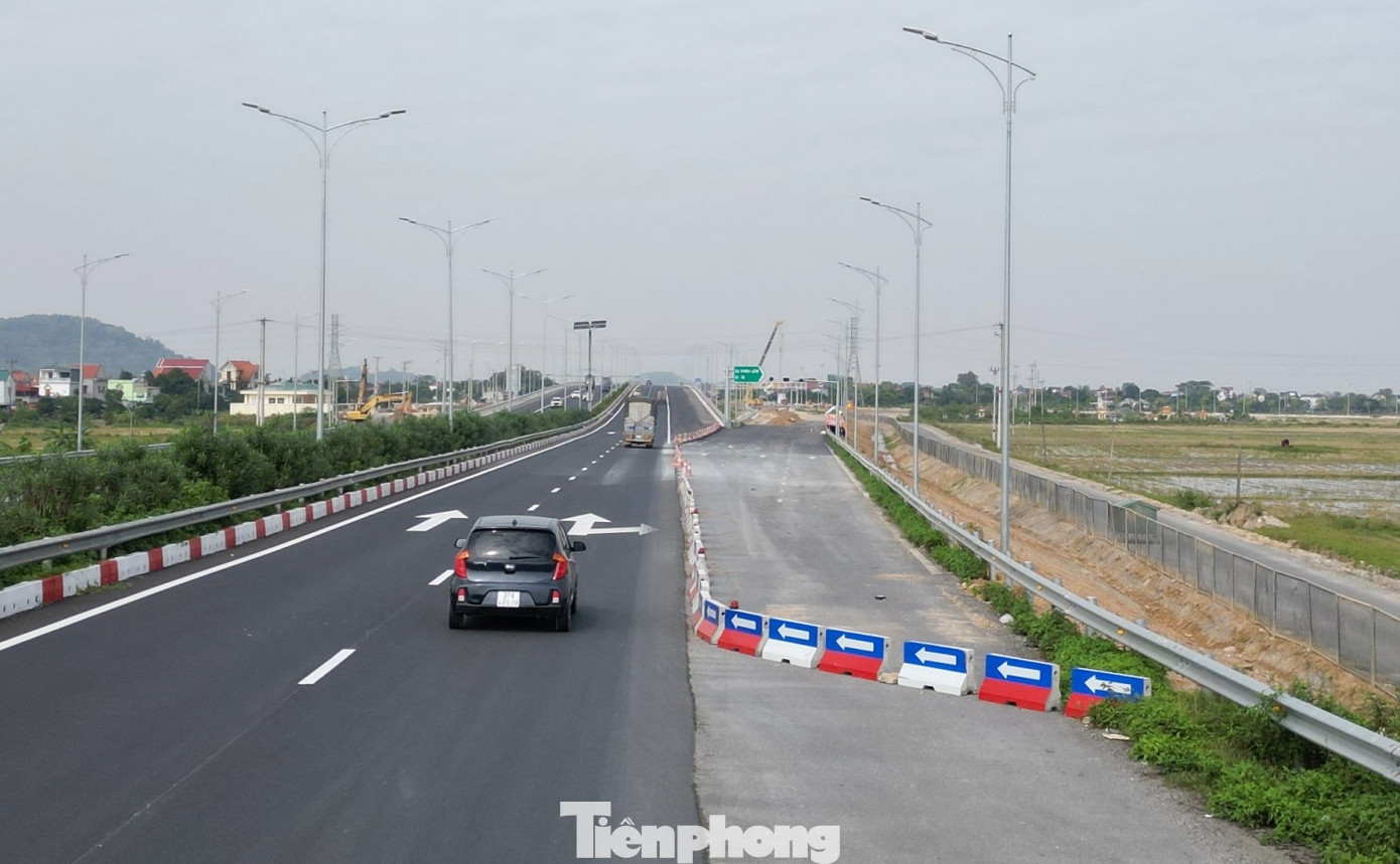 Toàn cảnh cầu vượt trên cao tốc Bắc - Nam qua Ninh Bình vừa thông xe- Ảnh 7.