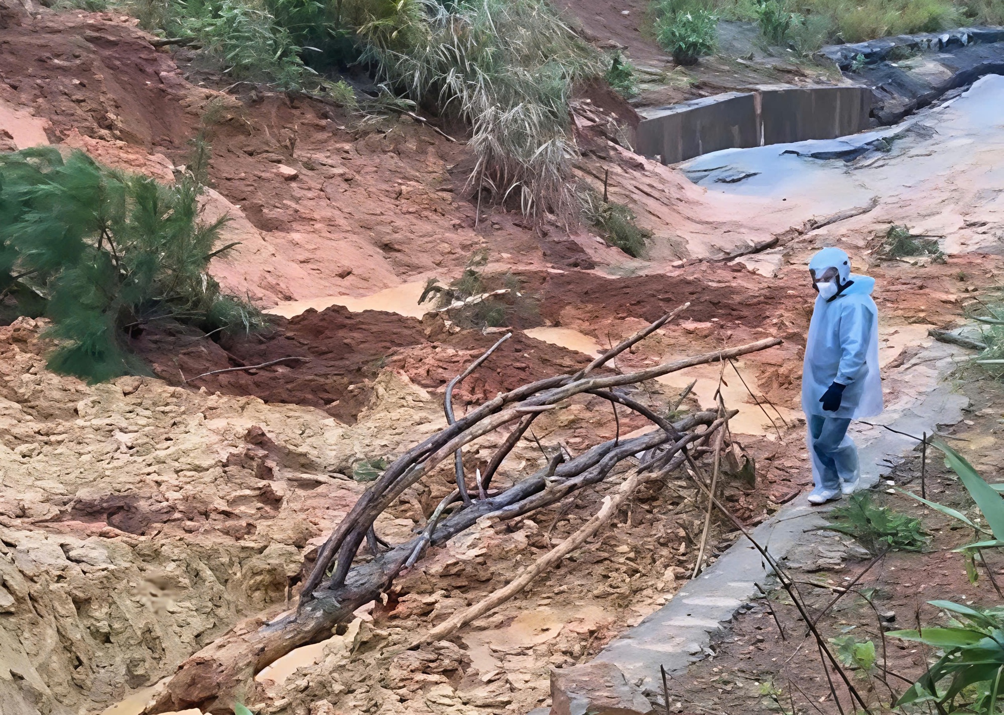 Sạt lở hàng ngàn mét khối đất, Quốc lộ 24 bị chia cắt- Ảnh 1. Sạt lở hàng ngàn mét khối đất, Quốc lộ 24 bị chia cắt- Ảnh 1.