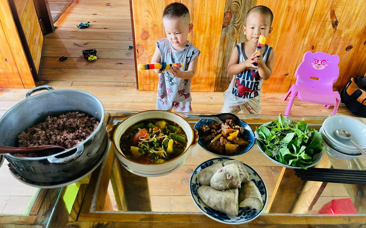 Từng sống trong căn ph&ograve;ng trọ chật chội ở th&agrave;nh phố, vợ chồng trẻ quyết định về qu&ecirc; để con c&oacute; tuổi thơ trọn vẹn- Ảnh 1.