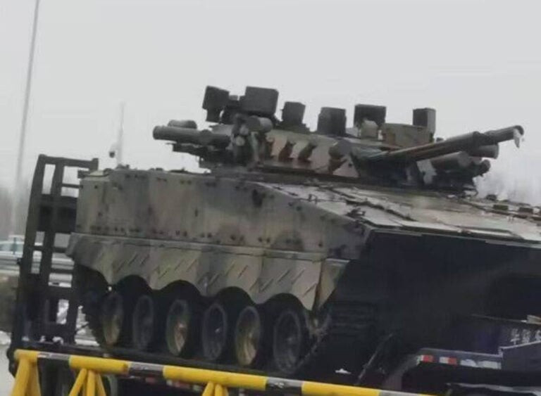 Trung Quốc gây ngạc nhiên với xe chiến đấu ZBD-04 nâng cấp với APS mới- Ảnh 1.