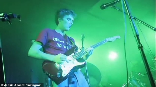 Con trai Beckham bị tố đạo nhạc The Beatles và Oasis, bị ví như 