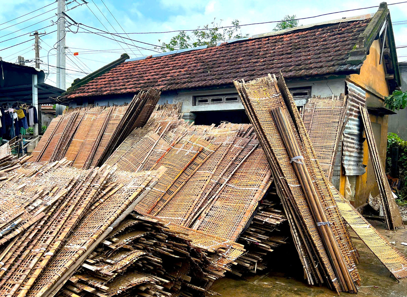 Người dân làng nghề bánh tráng bật khóc sau trận lũ lịch sử: 'Không còn gì ngoài bùn và nước'- Ảnh 7.