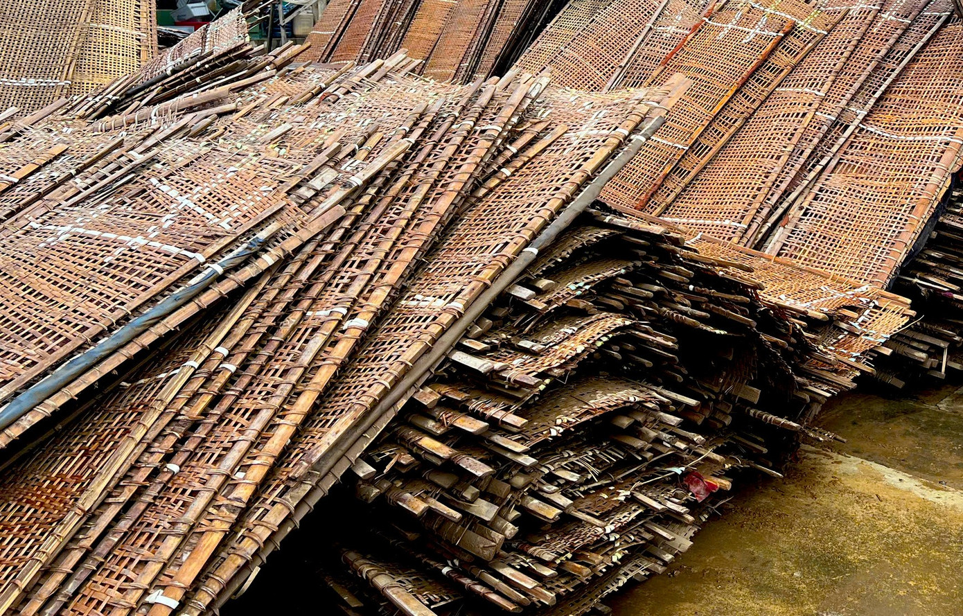 Người dân làng nghề bánh tráng bật khóc sau trận lũ lịch sử: 'Không còn gì ngoài bùn và nước'- Ảnh 9.