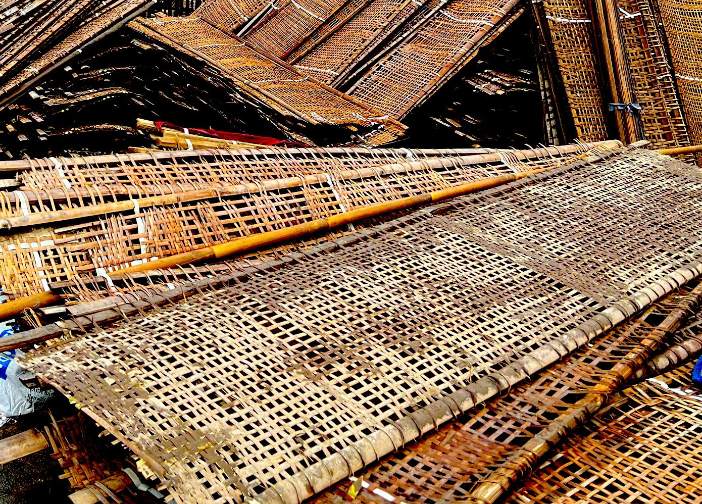 Người dân làng nghề bánh tráng bật khóc sau trận lũ lịch sử: 'Không còn gì ngoài bùn và nước'- Ảnh 8.