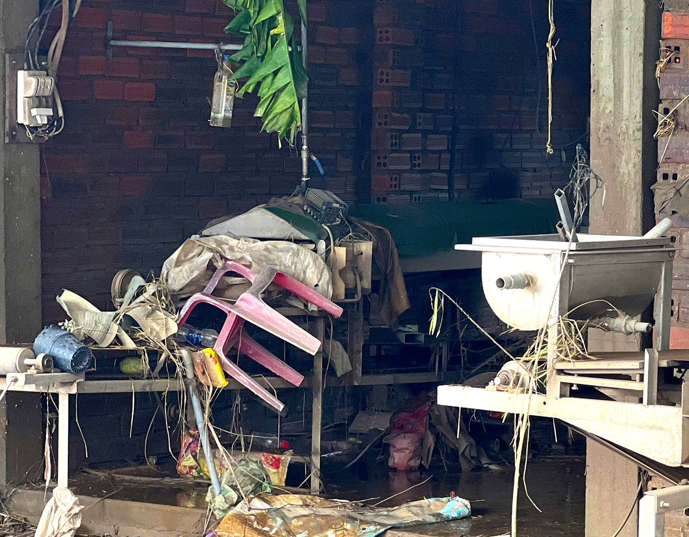 Người dân làng nghề bánh tráng bật khóc sau trận lũ lịch sử: 'Không còn gì ngoài bùn và nước'- Ảnh 5.