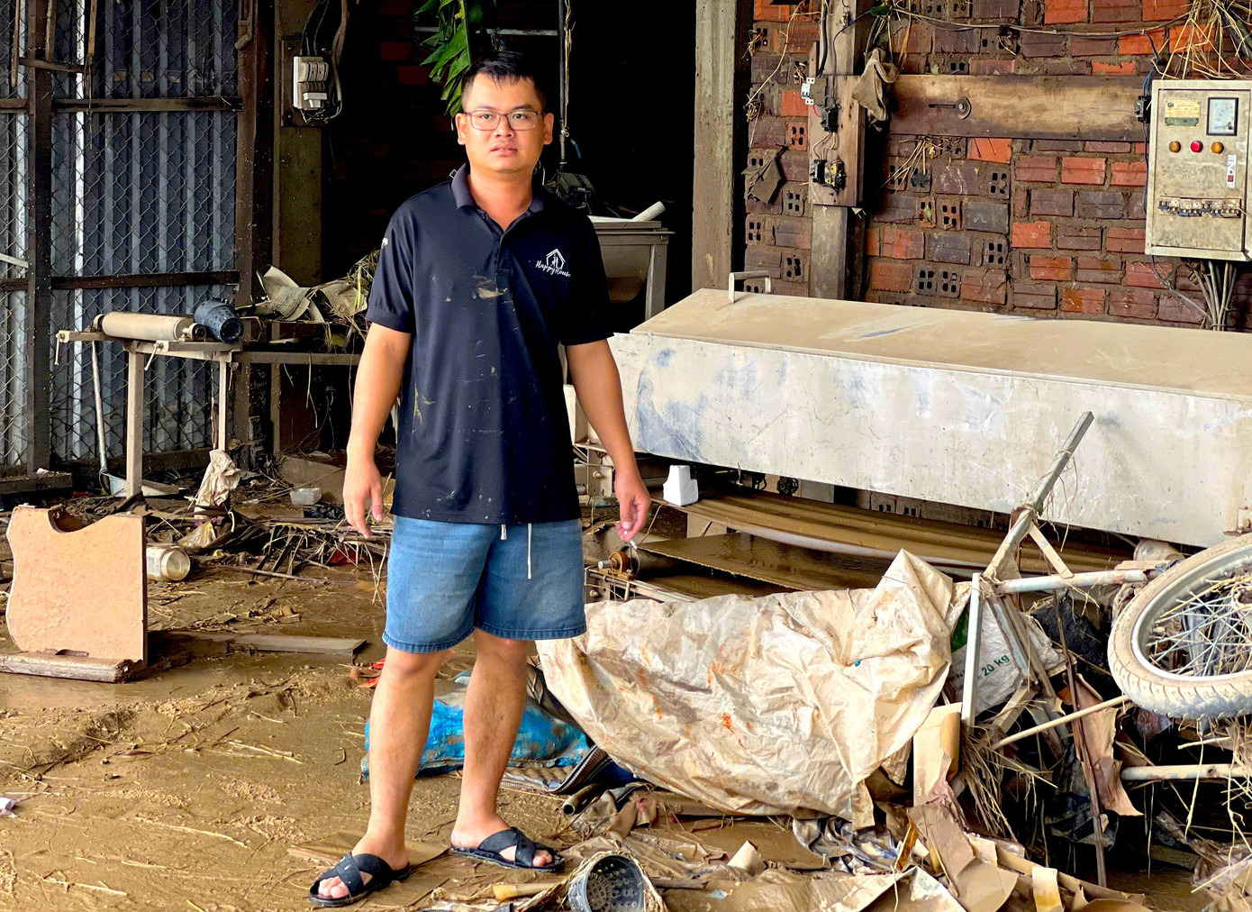 Người dân làng nghề bánh tráng bật khóc sau trận lũ lịch sử: 'Không còn gì ngoài bùn và nước'- Ảnh 6.