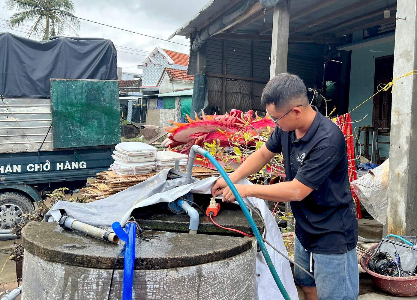 Người dân làng nghề bánh tráng bật khóc sau trận lũ lịch sử: 'Không còn gì ngoài bùn và nước'- Ảnh 11.